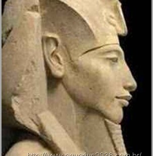Farao Akhenaton o culto da adoração ao sol.