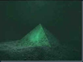 Pirâmides de vidro são encontradas submersas no Triângulo das Bermudas