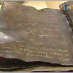 Evangelho em ouro · manuscrita em ouro com letras em aramaico.