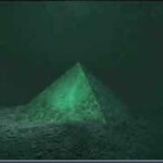 Pirâmide Vidro Triangulo Bermudas pirâmides de vidro são encontradas submersas no triângulo das bermudas.