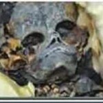 Mumia Incomum Tracos Alienigena — Outra múmia com características alienígena encontrada no Egito.