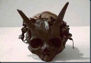 Crânios humanos gigantes com chifres