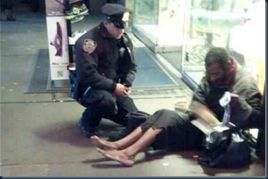 A compaixão de um policial americano para com um morador de rua