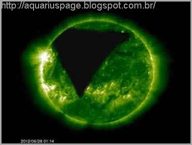 2012 – Um portal em forma piramidal se abre no Sol