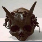 Cranio Gigantes Chifres — Crânios humanos gigantes com chifres.