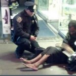 Policial Americano Compaixao Morador Rua — A compaixão de um policial americano para com um morador de rua.
