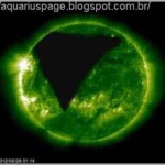 Portal Piramidal Abre Sol — 2012 - Um portal em forma piramidal se abre no Sol.