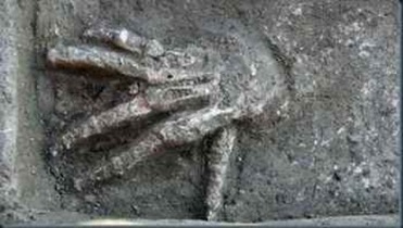 Mãos humanas enormes encontradas por arqueólogos egípcios