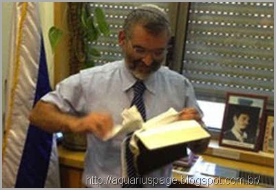 Deputado de Israel destroi cópia do novo testamento