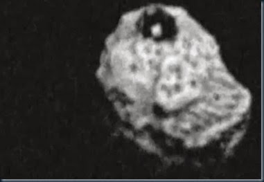 Asteroide com Uma Pirâmide um asteroide com pirâmide negra.