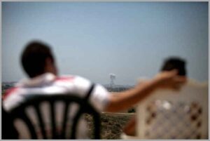 Pessóas assistindo massacre gaza