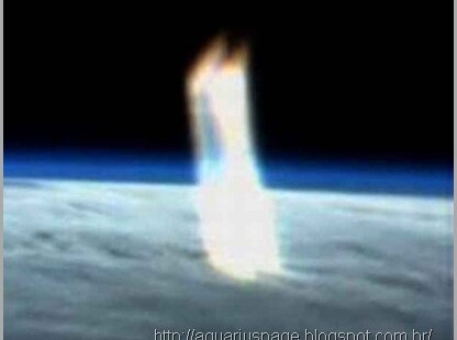 Feixe Luz Vindo Espaco o iss ao vivo capta um enorme feixe de luz na terra.