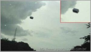 Ufos em forma de cubos são visto no Texas 5 Ufos forma cubo flutuando