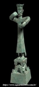 Estátua representando rei shu sanxingdui