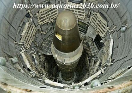 Silo com missil titan no múseu de green valley arizona oficiais e senadores do pentágono dizem que os ovnis desativaram armas nucleares.
