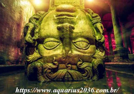 Sarcofago Medusa Cisterna Basilica Istambul encontrado o sarcófago da medusa na cisterna da basílica em istambul.