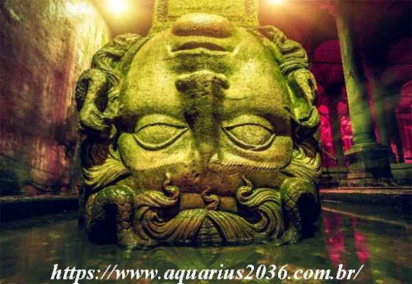 Sarcofago Medusa Cisterna Basilica Istambul encontrado o sarcófago da medusa na cisterna da basílica em istambul.